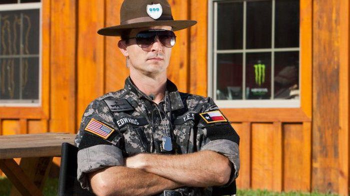 Αυτός είναι ο εκπαιδευτής Colin Edwards. Ο ταχύτατος Texas Tornado, έχει ένα από τα διασημότερα σχολεία μοτοσικλέτας στον κόσμο.